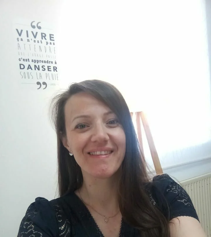 Ludivine Delattre, praticienne en hypnose Sajece dans son cabinet au Quesnoy